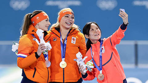 Simone Inzaghi celebrating with his Inter Milan players after beating Barcelona.